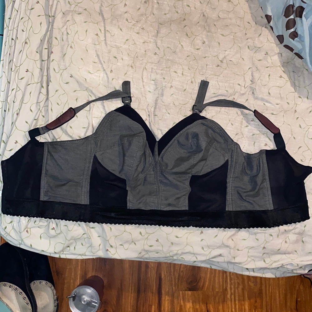 46 D black and gray bra